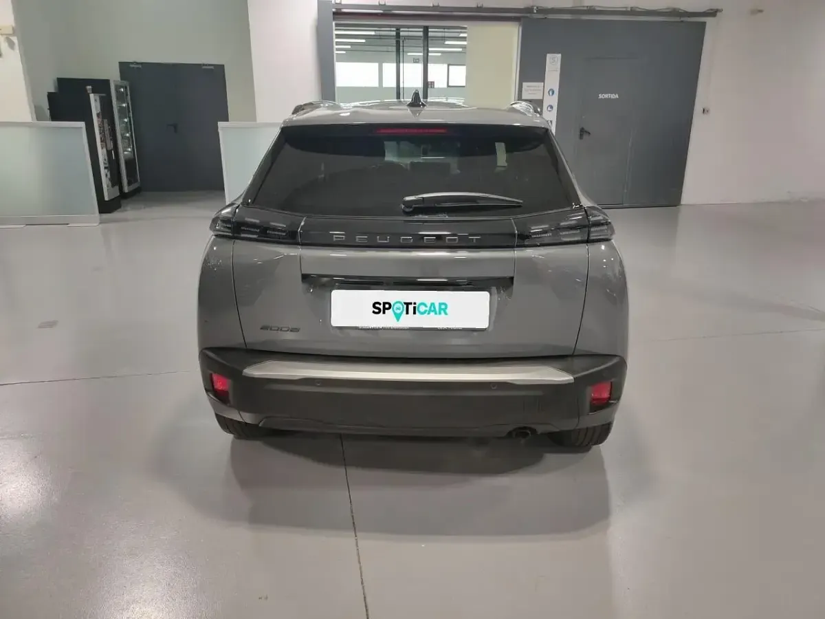 Usado Peugeot 2008 Allure 102 CV (75 kW) 2023 Gris SUV