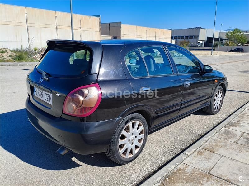 Usado Nissan Almera 82 CV (60 kW) 2004 Negro Berlina