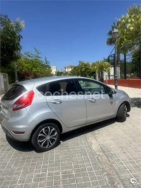 Usado Ford Fiesta Trend 82 CV (60 kW) 2011 Gris / plata Berlina