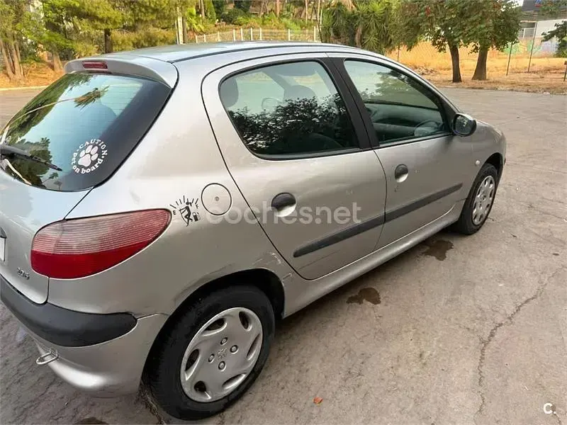 Usado Peugeot 206 70 CV (51 kW) 2001 Gris / plata Berlina