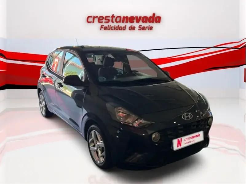 Usado Hyundai i10 67 CV (49 kW) 2022 Gris Utilitario