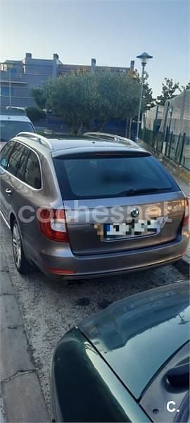 Usado Skoda Superb Exclusive 140 CV (102 kW) 2011 Violeta / lila Familiar