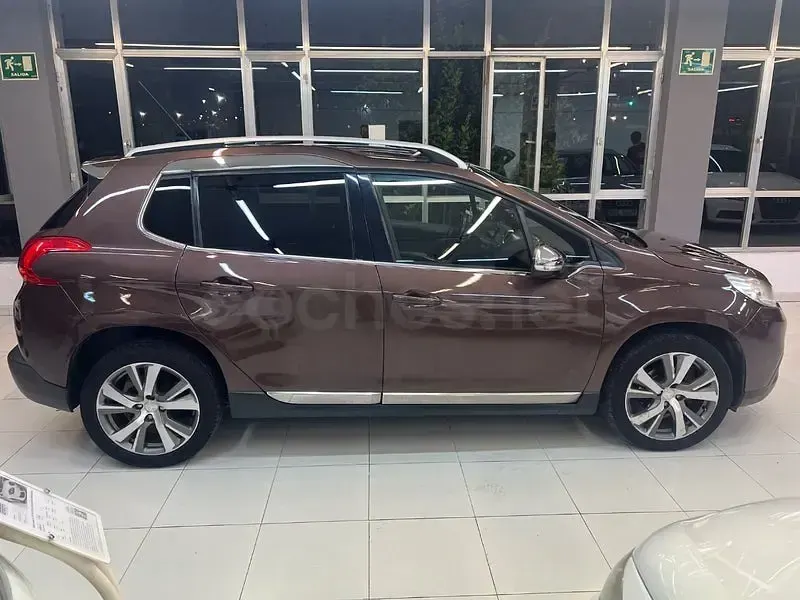 Usado Peugeot 2008 Allure 100 CV (73 kW) 2015 Marrón SUV