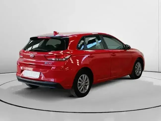 Usado Hyundai i30 120 CV (88 kW) 2017 Rojo Berlina