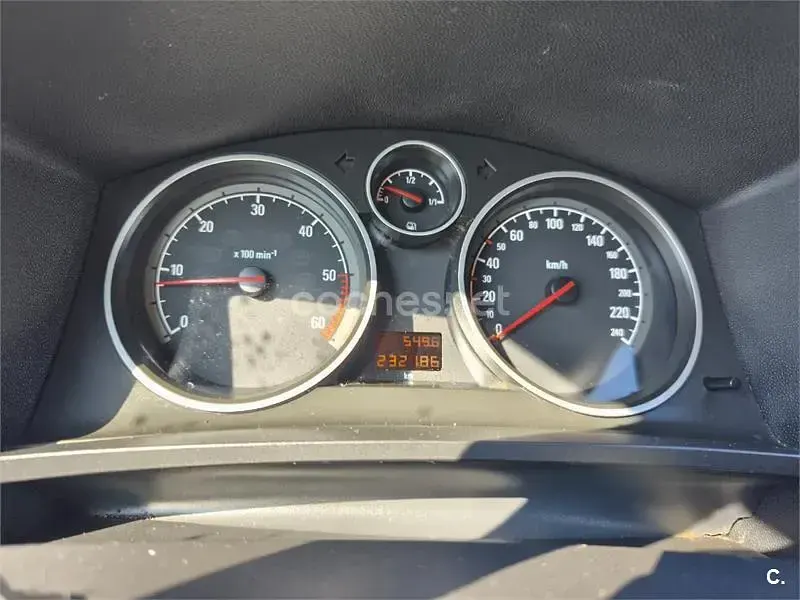 Usado Opel Zafira Essentia 100 CV (73 kW) 2006 Gris / plata Monovolumen