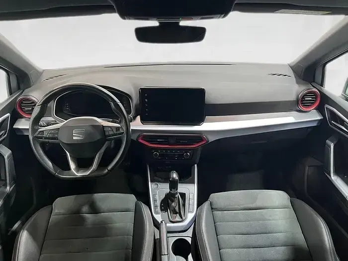 Usado Seat Arona FR 150 CV (110 kW) 2023 Gris plata SUV