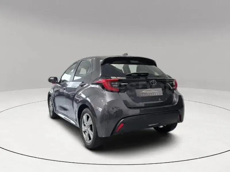 Usado Toyota Yaris Hybrid Active 116 CV (85 kW) 2024 Gris / plata Berlina