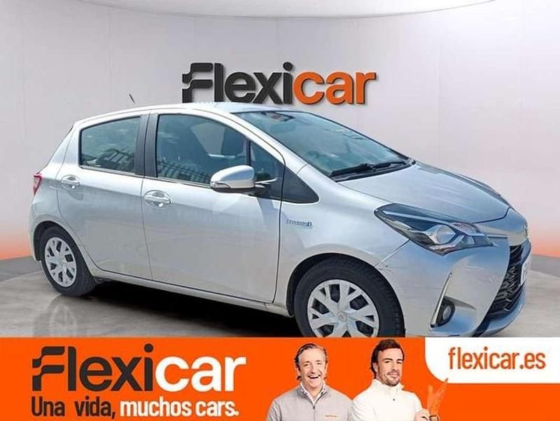 Usado Toyota Yaris Hybrid Active 100 CV (73 kW) 2019 Gris Utilitario