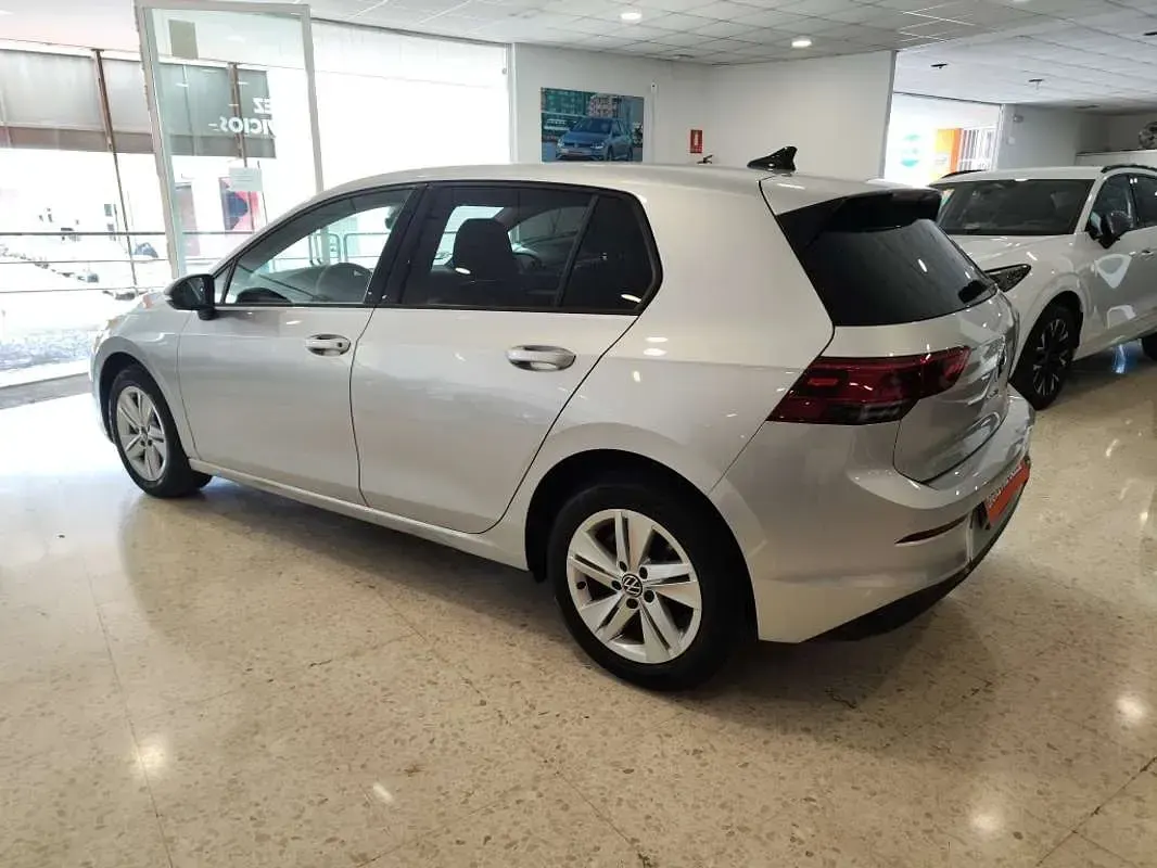 Usado VW Golf VIII Life 110 CV (80 kW) 2024 Plateado Utilitario
