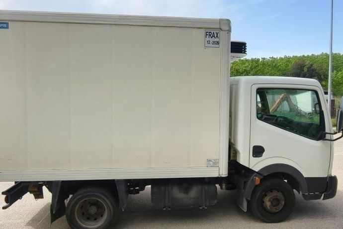 Usado Nissan Cabstar 130 HP (95 kW) 2012 Branco Pickup
