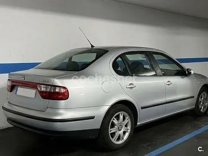 Usado Seat Toledo Stella 90 CV (66 kW) 1999 Gris / plata Berlina