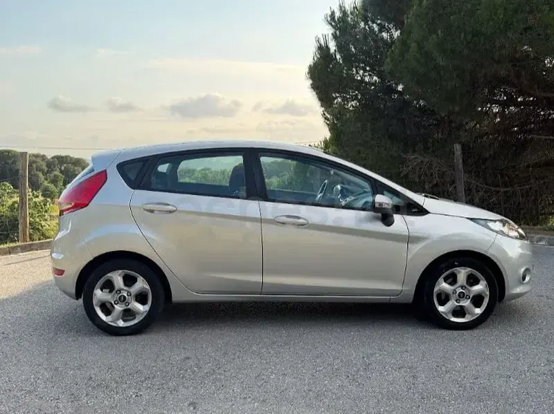 Usado Ford Fiesta Trend 95 CV (69 kW) 2010 Gris / plata Berlina