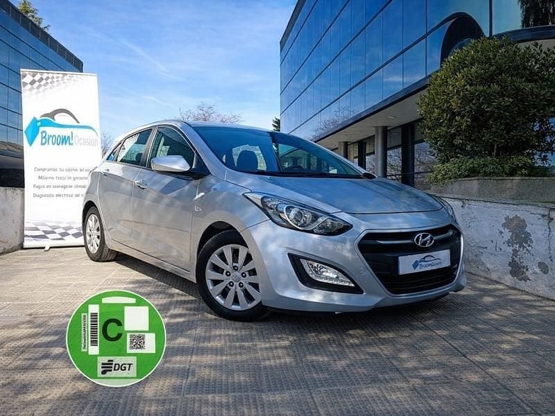 Usado Hyundai i30 101 CV (74 kW) 2015 Gris / plata Berlina