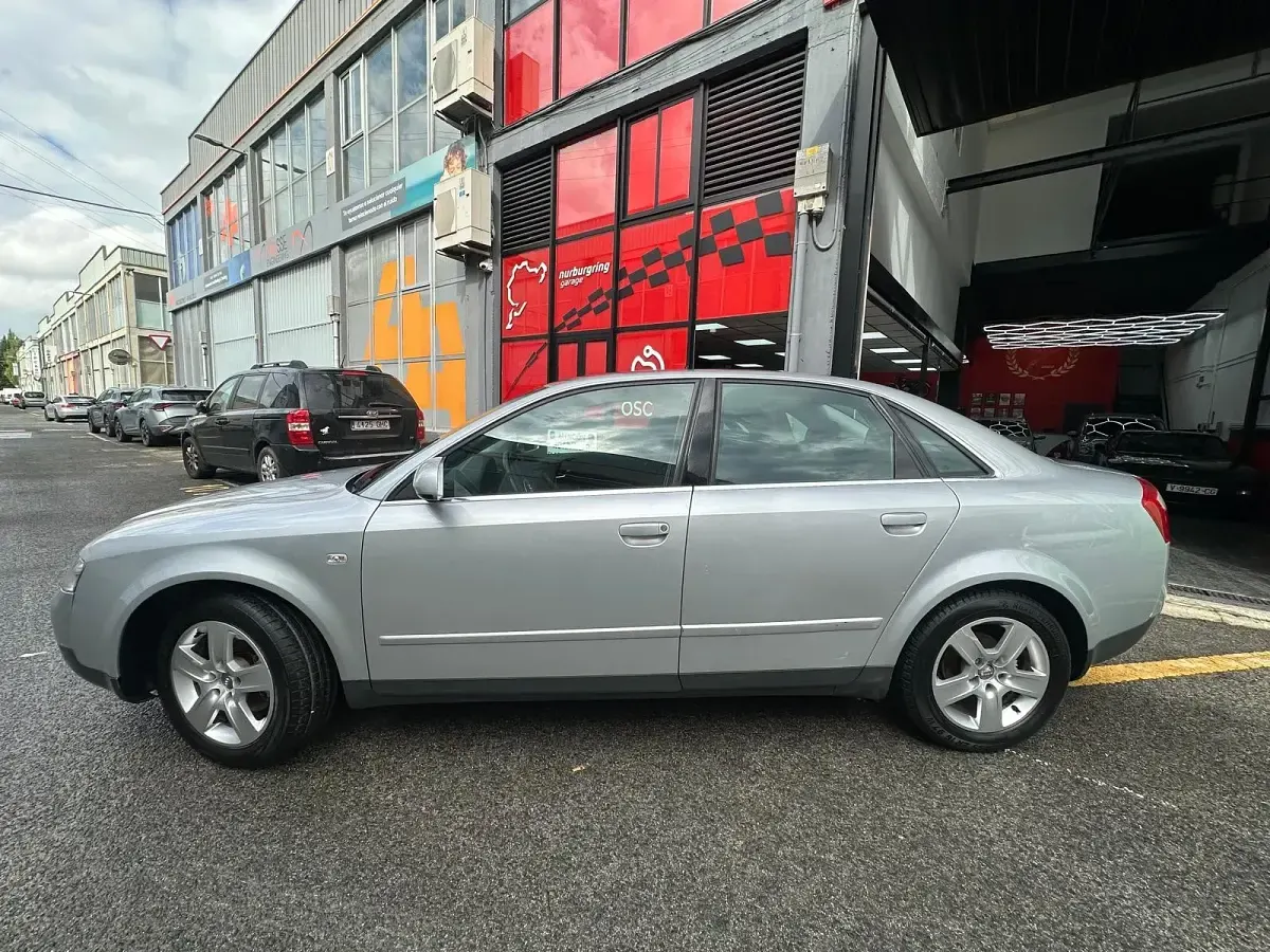 Usado Audi A4 130 CV (95 kW) 2001 Gris Berlina