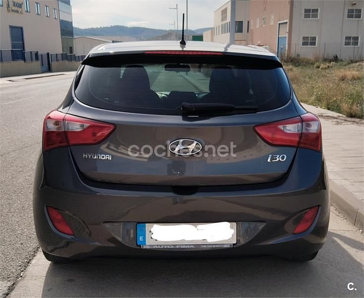 Usado Hyundai i30 90 CV (66 kW) 2016 Gris / plata Berlina