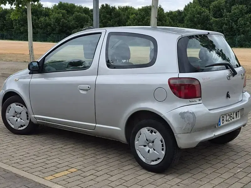 Usado Toyota Yaris Luna 86 CV (63 kW) 2000 Gris / plata Berlina