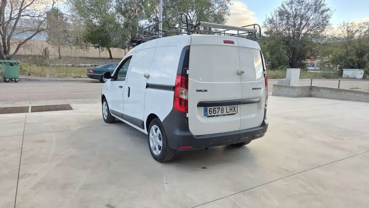 Usado Dacia Dokker Essentiel 109 CV (80 kW) 2020 Blanco Monovolumen