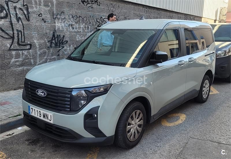 Usado Ford Tourneo Courier Trend 125 CV (91 kW) 2024 Gris / plata Monovolumen