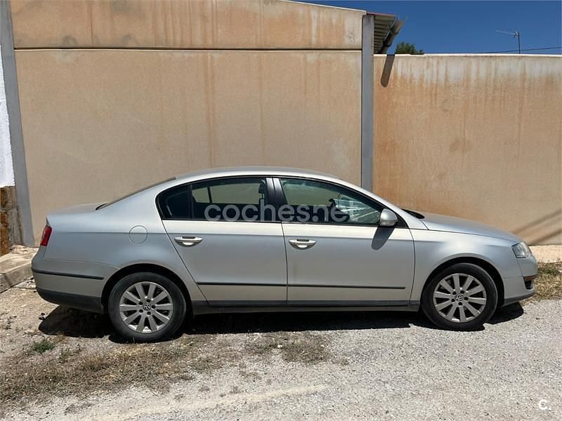 Usado VW Passat Edition 110 CV (80 kW) 2009 Gris / plata Berlina