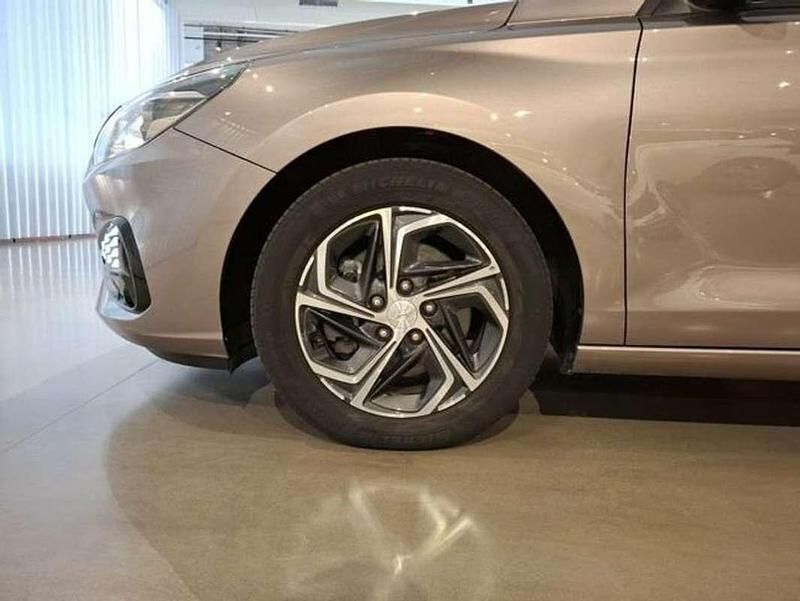 Usado Hyundai i30 120 CV (88 kW) 2022 Marrón Berlina