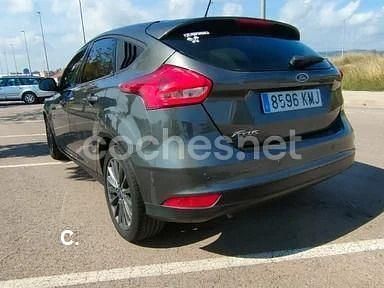 Usado Ford Focus Trend 125 CV (91 kW) 2018 Gris / plata Berlina