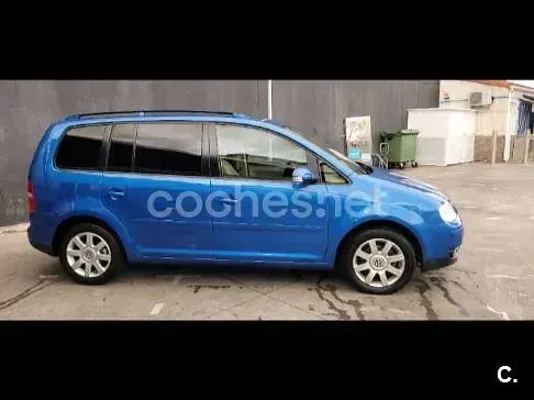 Usado VW Touran Highline 136 CV (100 kW) 2004 Azul Monovolumen