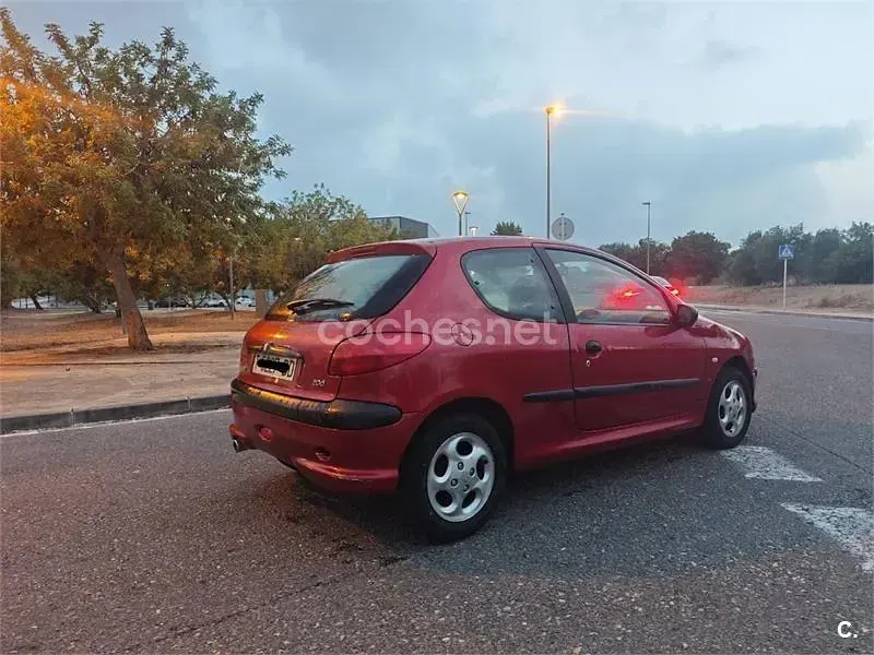 Usado Peugeot 206 75 CV (55 kW) 2000 Granate Berlina