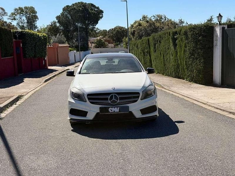 Usado Mercedes A180 AMG line 109 CV (80 kW) 2013 Blanco Utilitario