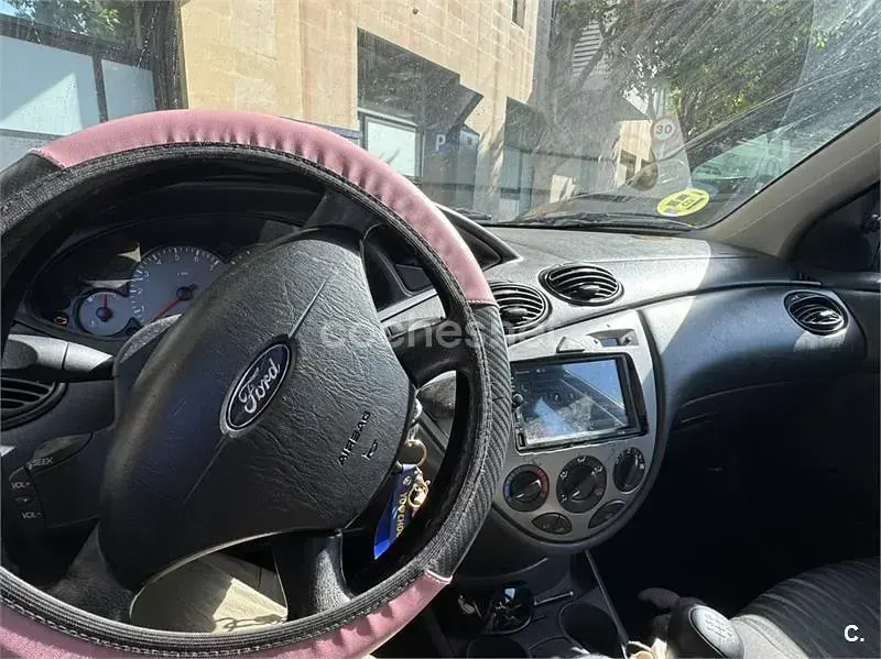 Usado Ford Focus Trend 100 CV (73 kW) 2004 Gris / plata Berlina