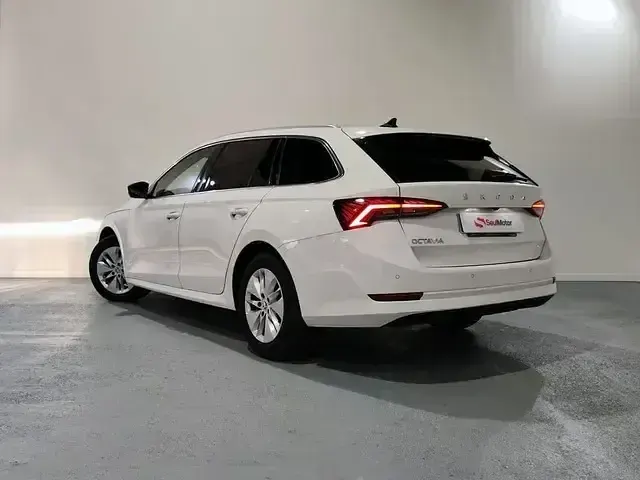 Usado Skoda Octavia Ambition 150 CV (110 kW) 2024 Blanco Familiar
