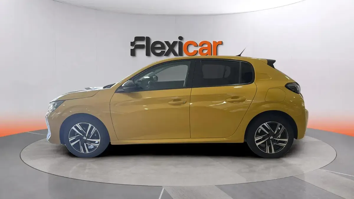 Usado Peugeot 208 Allure 101 CV (74 kW) 2023 Amarillo Utilitario