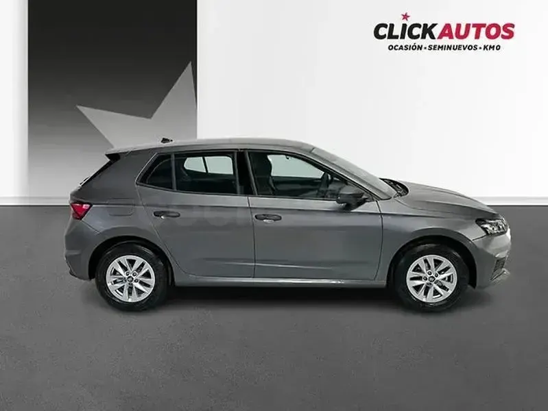 Usado Skoda Fabia Essence 80 CV (58 kW) 2025 Gris / plata Utilitario
