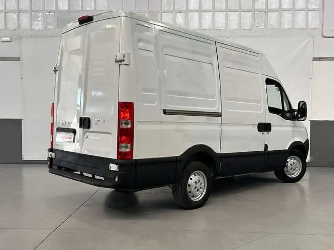Usado Iveco Daily 126 CV (92 kW) 2011 Blanco Van