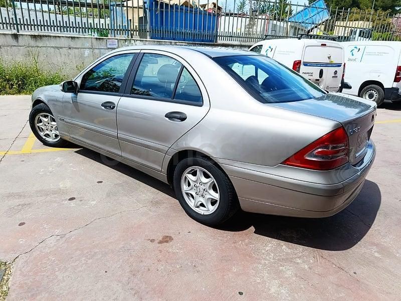 Usado Mercedes C180 Classic 143 CV (105 kW) 2003 Gris / plata Berlina