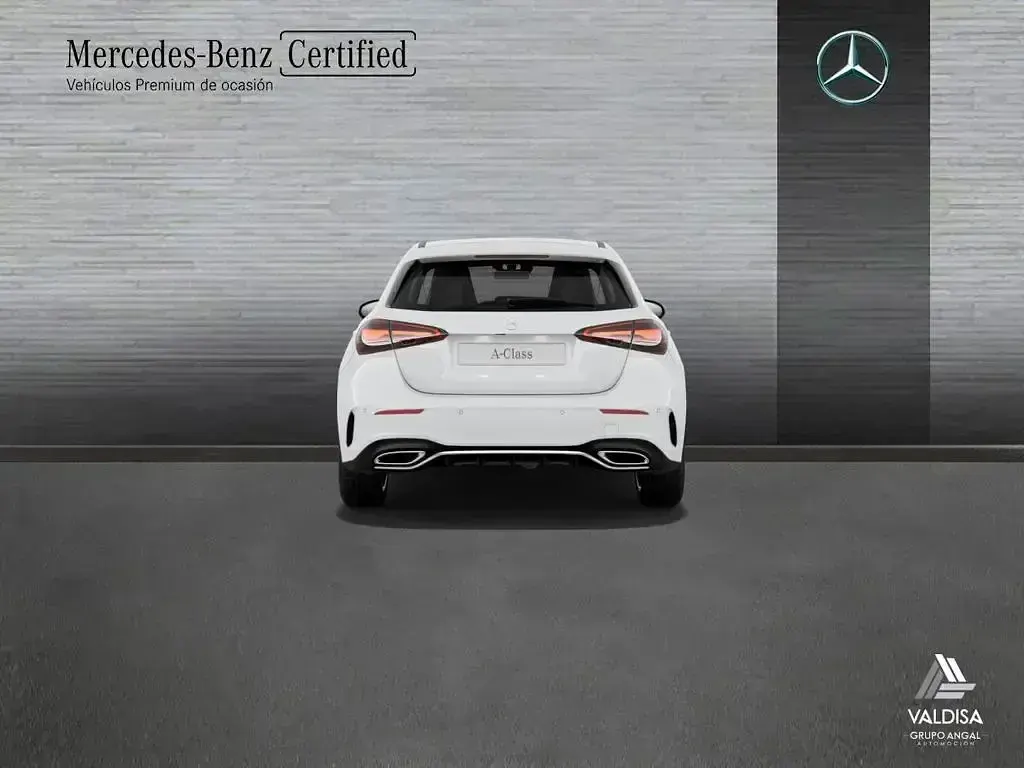 Usado Mercedes A180 AMG line 136 CV (100 kW) 2024 Blanco polar Berlina