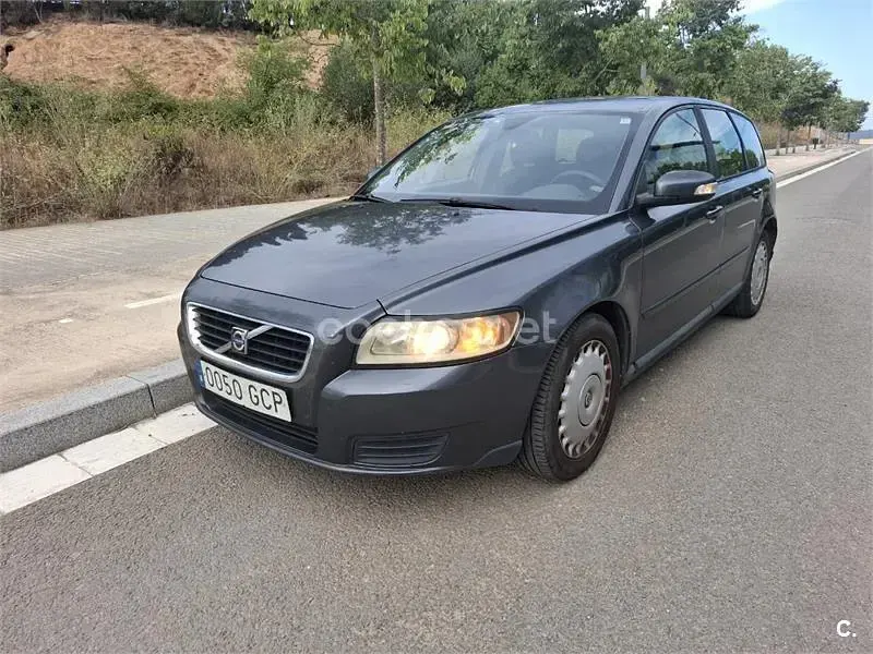 Usado Volvo V50 Momentum 136 CV (100 kW) 2007 Gris / plata Familiar