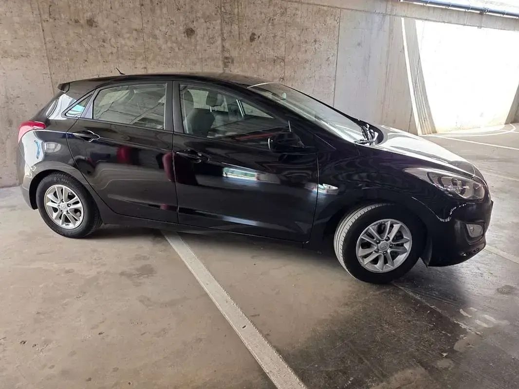 Usado Hyundai i30 100 CV (73 kW) 2015 Negro Utilitario