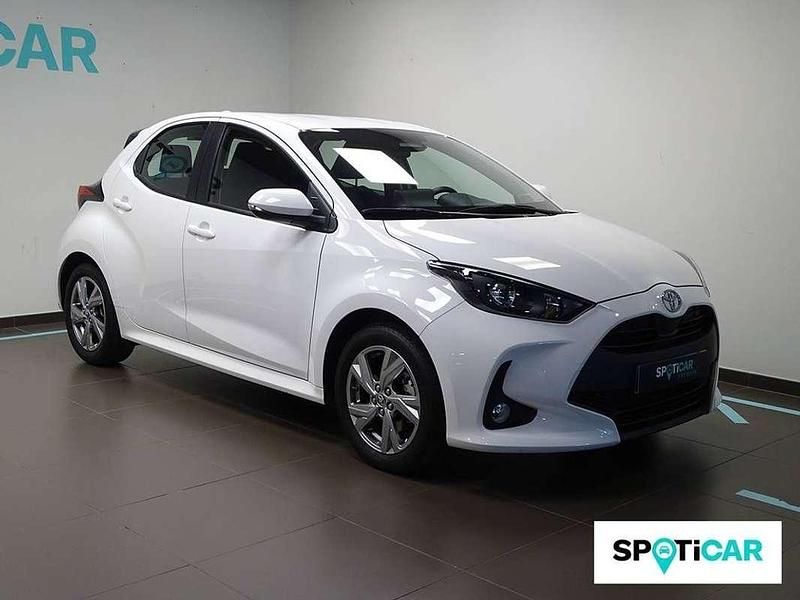 Usado Toyota Yaris Hybrid Active 116 CV (85 kW) 2024 Blanco Utilitario