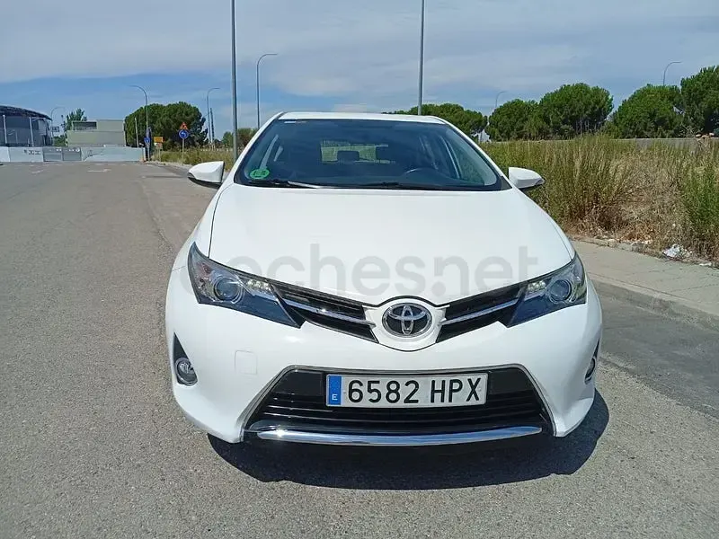 Usado Toyota Auris Active 132 CV (97 kW) 2013 Blanco Berlina
