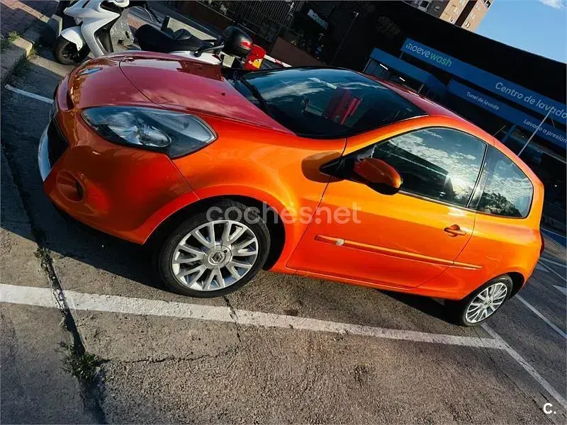 Usado Renault Clio II 85 CV (62 kW) 2009 Naranja Berlina