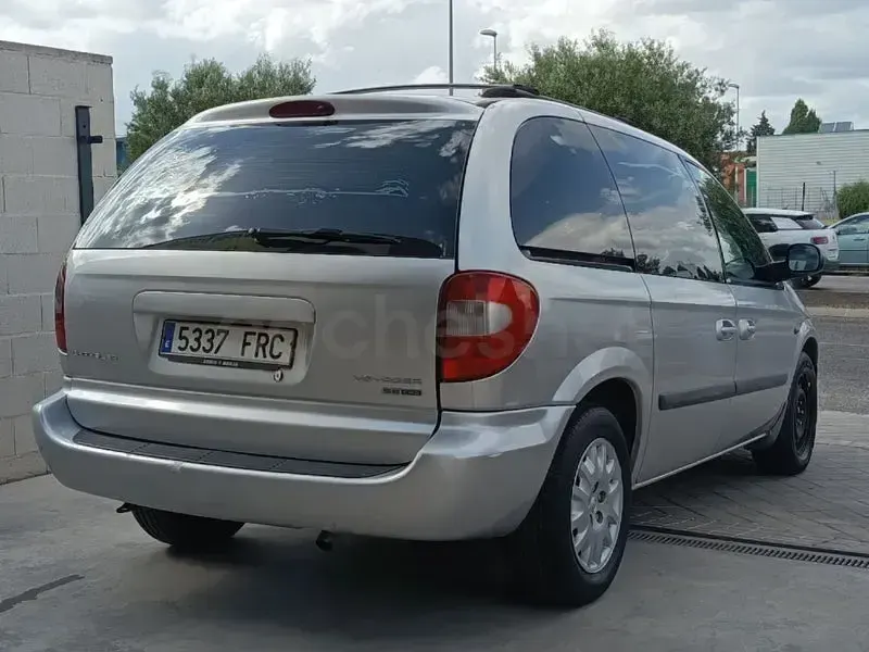 Usado Chrysler Voyager 143 CV (105 kW) 2007 Gris / plata Monovolumen