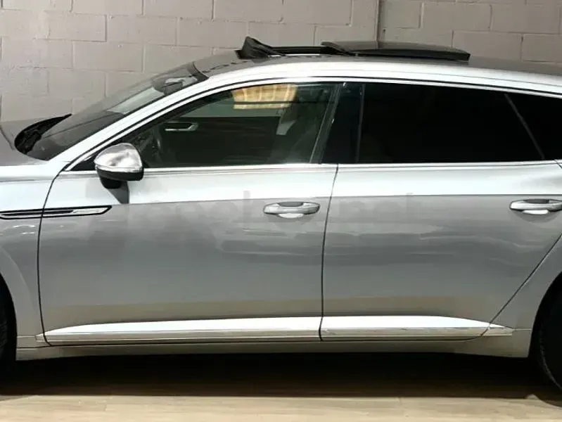 Usado VW Arteon Elegance 150 CV (110 kW) 2020 Gris / plata Familiar