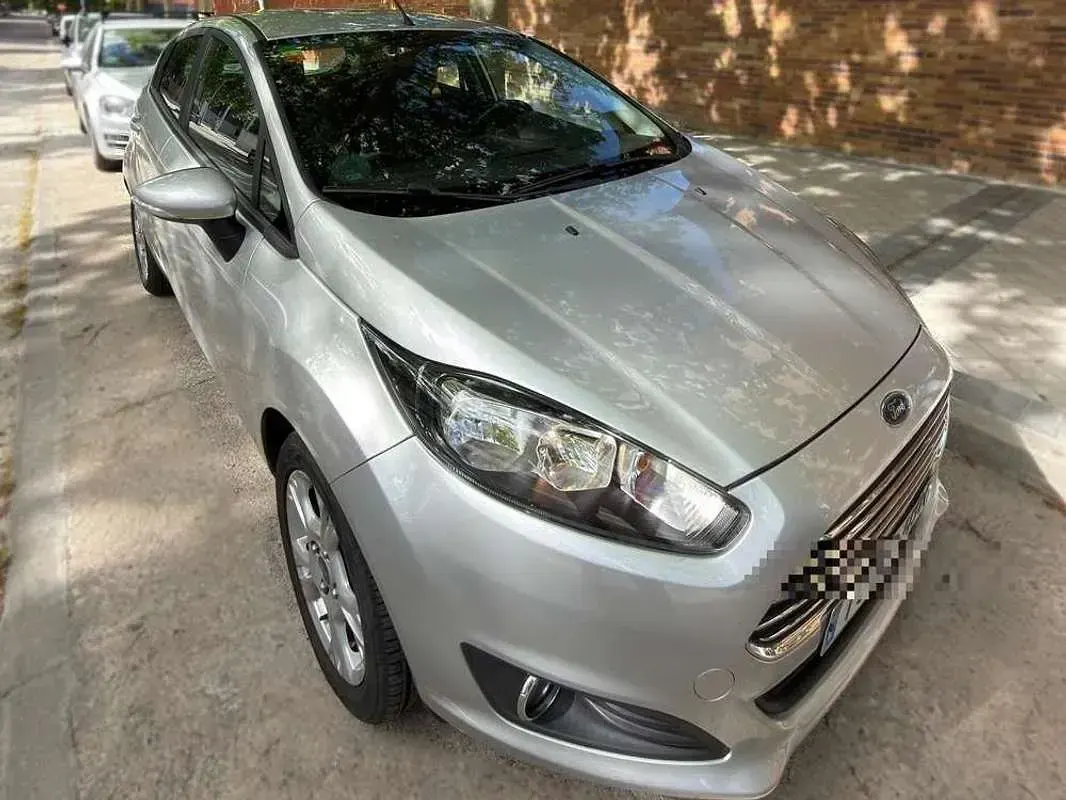 Usado Ford Fiesta Trend 82 CV (60 kW) 2013 Gris Berlina