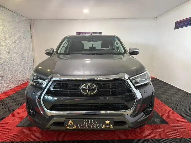Usado Toyota HiLux 204 CV (150 kW) 2021 Gris / plata Pickup/Camioneta