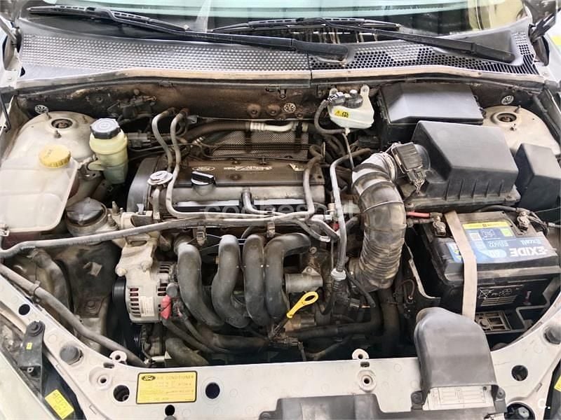 Usado Ford Focus Ambiente 100 CV (73 kW) 2000 Gris / plata Berlina