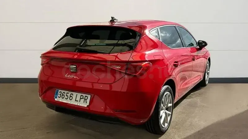 Usado Seat Leon Style 110 CV (80 kW) 2021 Rojo Berlina
