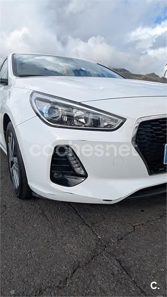 Usado Hyundai i30 140 CV (102 kW) 2018 Blanco Berlina
