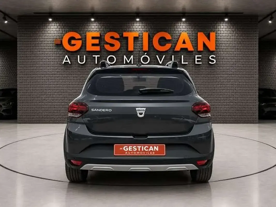 Usado Dacia Sandero Essentiel 91 CV (66 kW) 2022 Gris Utilitario
