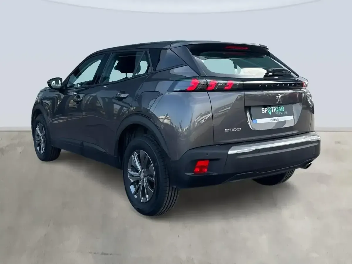 Usado Peugeot 2008 Active 110 CV (80 kW) 2022 Gris SUV