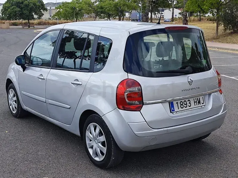 Usado Renault Grand Modus Evolution 90 CV (66 kW) 2012 Gris / plata Monovolumen